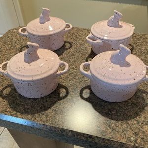 Set 4 pink mini rabbit pots perfect for baking or cooking mini meals. NEW